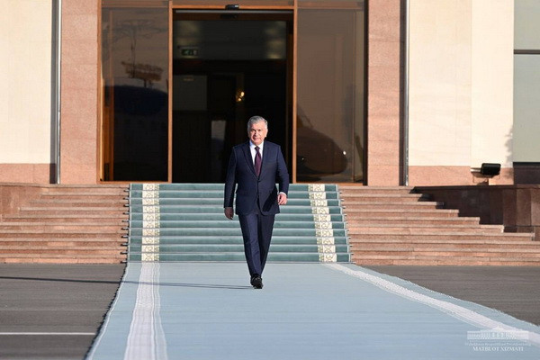 Президент Узбекистана отбыл в Венгрию