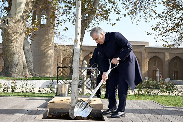 Президент Узбекистана ознакомился с ходом реконструкции комплекса Махдума Азама