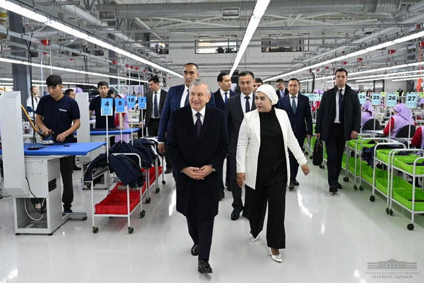 Uzbek President visits a textile company