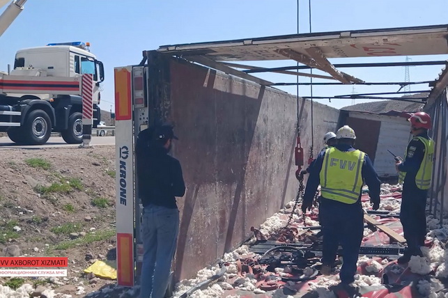 Truck Slides Into Ditch on Kamchik Pass, No Injuries Reported