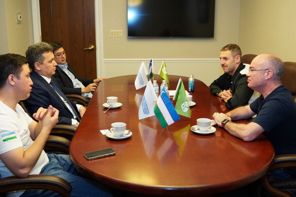 Министр ИКТ встретился в США с главой инвестиционного фонда Reface и Roosh Ventures