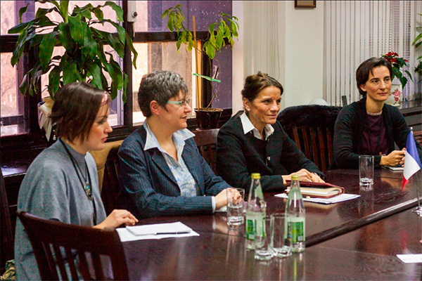 Head of Uzbek Tourism Committee meets with French envoy