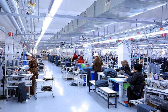 Хоким Наманганской области посетил швейное предприятие «Asror Textile» и обсудил расширение рабочих мест