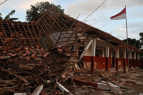 Число погибших при землетрясении в Индонезии достигло 162 человек