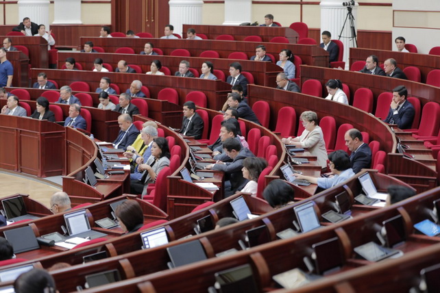 Deputatlar mansabdor shaxslarning xatolari tufayli fuqarolarga yetkazilgan zararni qoplash to‘g‘risidagi qonunni ko‘rib chiqdilar
