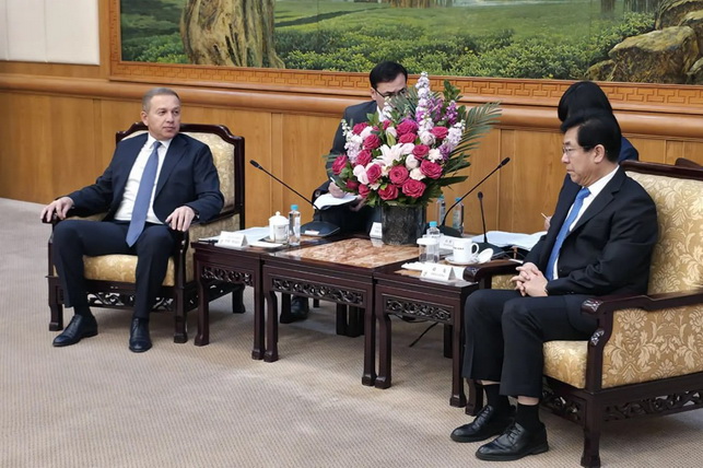 Navoi Delegation Studies China’s Anti-Desertification Efforts