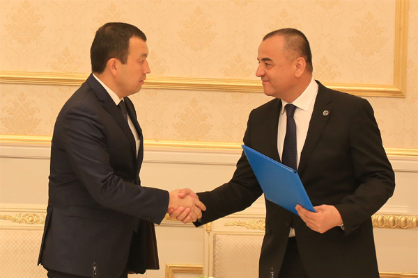 Железнодорожные компании Узбекистана и Казахстана подписали соглашение о стратегическом сотрудничестве