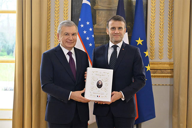 Shavkat Mirziyoyev presents Emmanuel Macron with the first Uzbek edition of Victor Hugo’s novel