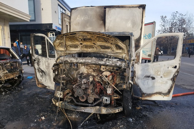 Car Catches Fire in Tashkent’s Almazar District
