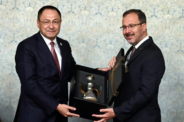 Адхам Икрамов обсудил перспективные планы с министром по делам молодёжи и спорта Турции