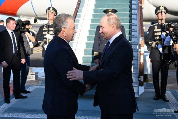Президент Узбекистана тепло проводил Президента России