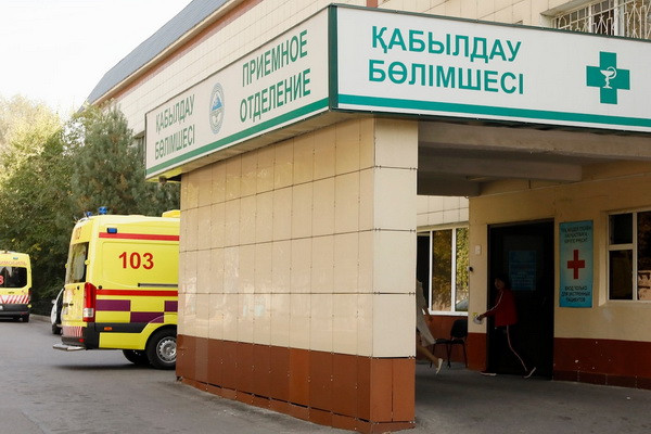 Узбекские дипломаты навестили пострадавших сограждан с авиарейса Ташкент – Алматы