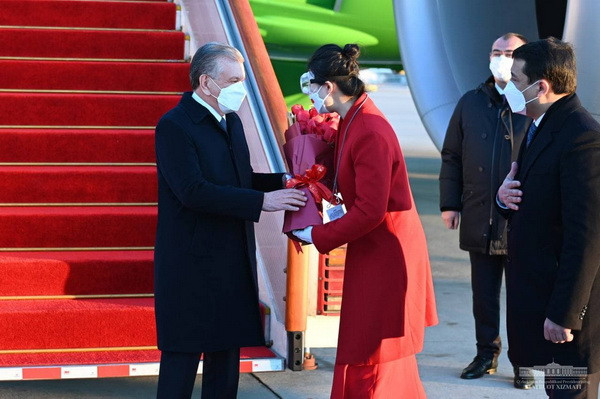 Shavkat Mirziyoyev arrives in Beijing