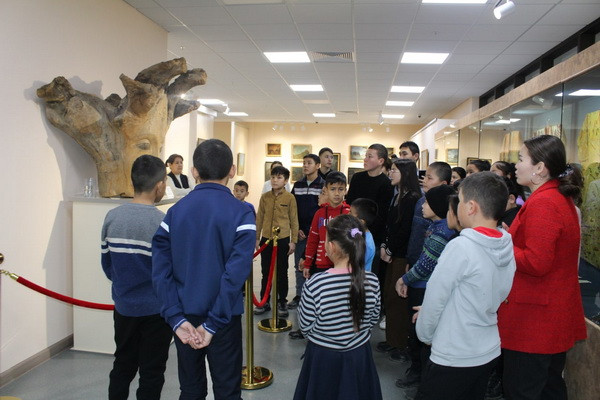 A trip of schoolchildren around Uzbekistan is organized