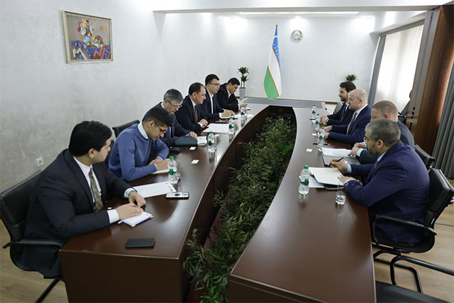 Uzbek Deputy Minister of Agriculture discusses new initiatives with John Deere