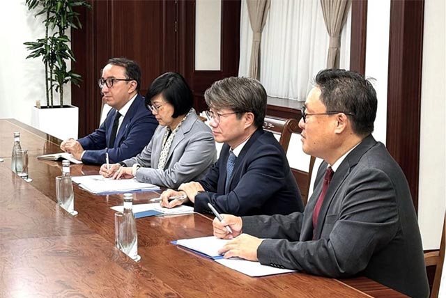 Jamshid Khodjaev Discusses New Projects and Cooperation Program with ADB through 2030