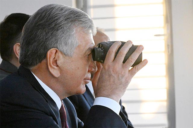 Президент Шавкат Мирзиёев ознакомился с ходом проведения комплексного учения войск Министерства обороны