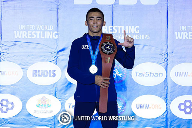 Борец Халмаханов приносит золотую медаль сборной Узбекистана с чемпионата мира U20