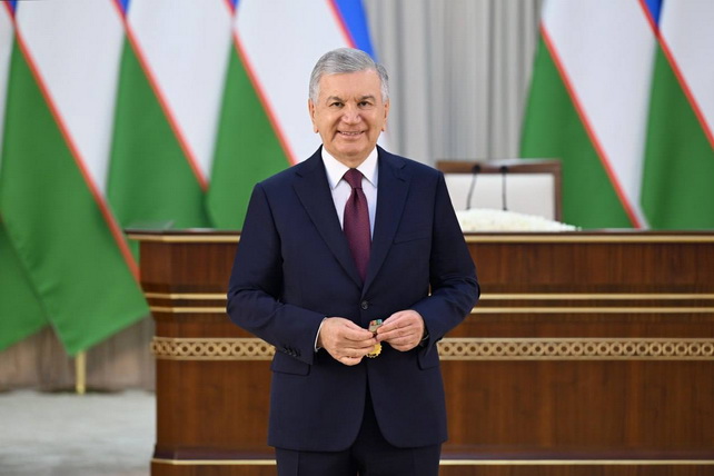 Президент вручил ордена и медали врачам и иностранным партнерам