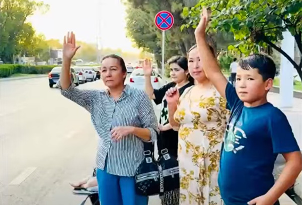 Tashkent traffic police advise pedestrians to raise their hand when crossing unregulated pedestrian crossings