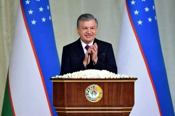 Президент Узбекистана наградил девушек и женщин в связи с Международным женским днем