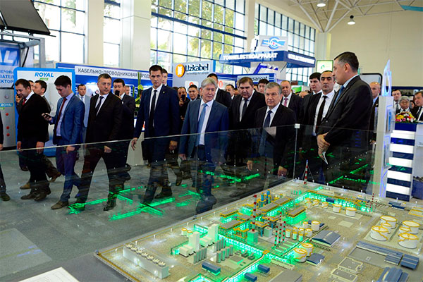 Президенты Узбекистана и Кыргызстана ознакомились с выставкой промышленной продукции