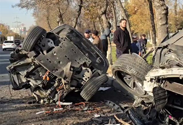 Traffic Accident in Tashkent: Hongqi and BYD Collide, One Car Split in Two