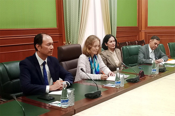 Замглавы МИД Узбекистана провел встречу с региональным директором ЮФНПА