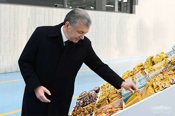 Uzbek President gets acquainted with confectionery enterprise's activities