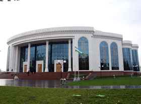 В Ташкенте презентован новый 10-томник произведений Алишера Навои