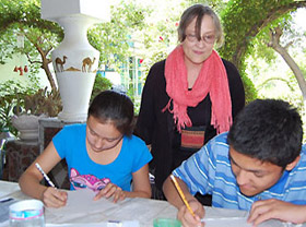 Художница из Нью-Йорка проводит мастер-классы во время поездки по Узбекистану