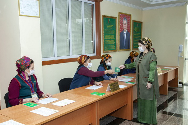 В Туркмении началось голосование на досрочных президентских выборах
