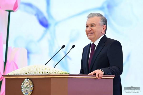 Президент Узбекистана: Уважение чести и достоинства человека начинается прежде всего с уважения к нашим дорогим женщинам