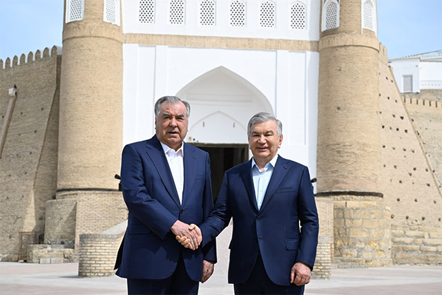 Президенты Таджикистана и Узбекистана посетили исторические памятники Бухары