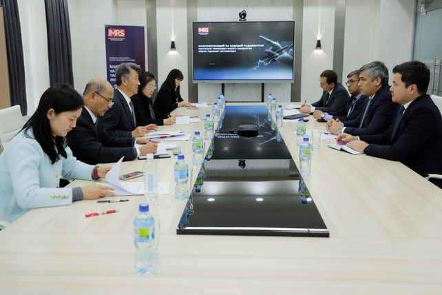 Chinese Delegation Visits the Institute for Macroeconomic and Regional Studies