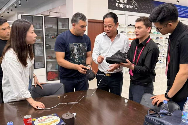 Uzbek leather industry representatives explore Chinese expertise at Huafeng Shoes & Garments