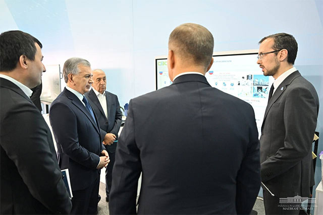 President briefed on strategic and major projects in Navoi region