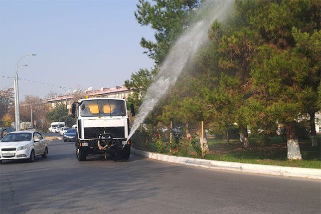 Tashkent Begins Watering Streets and Green Areas to Reduce Dust
