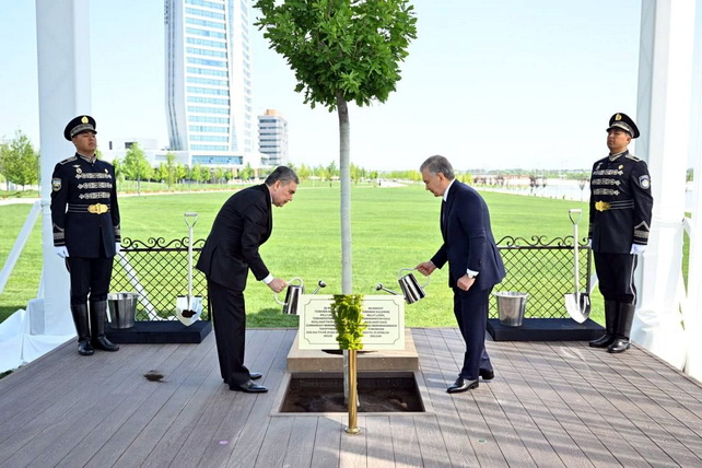 Шавкат Мирзиёев и Гурбангулы Бердымухамедов посадили дерево дружбы в Самарканде