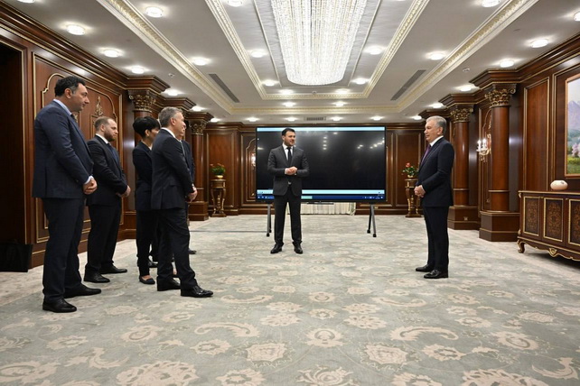 Shavkat Mirziyoyev familiarizes himself with the master plan of the Sea Breeze Uzbekistan International Tourist Center