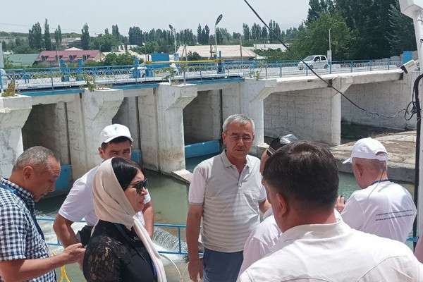A group of farmers learn water saving technologies