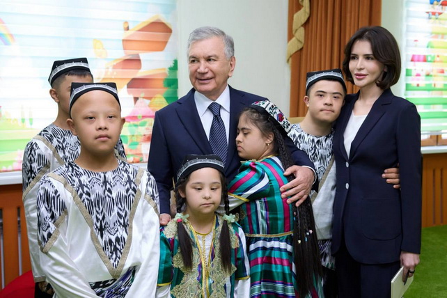 Президент Узбекистана посетил центр «Имкониятлар олами» в Андижане