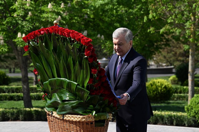 Mirziyoyev Honors Memory of Amir Temur in Tashkent