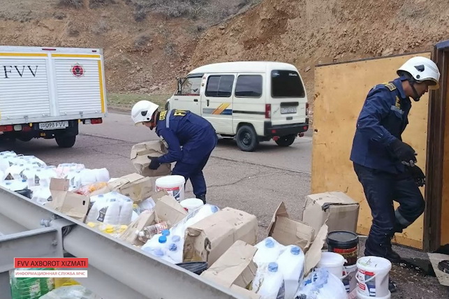 Truck Overturns on Kamchik Pass, No Injuries Reported