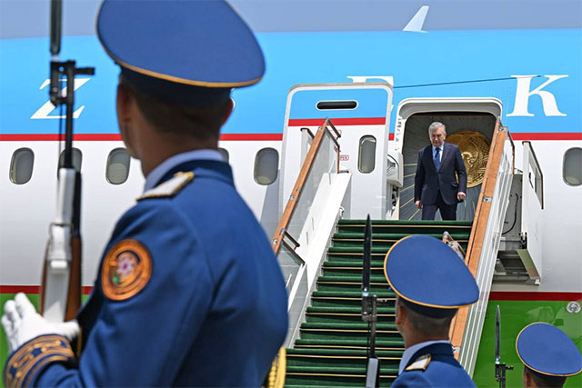 Ўзбекистон Президенти Бокуга келди
