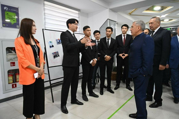 Президент Татарстана посетил IT-парк города Джизака