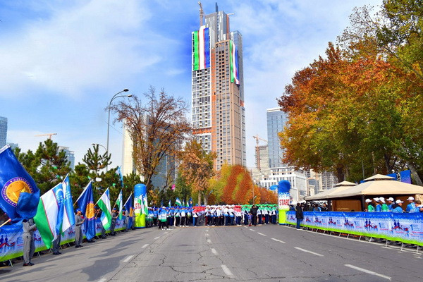В Узбекистане прошел массовый спортивный забег Yangi Nafas, приуроченный ко дню принятия государственного флага Узбекистана
