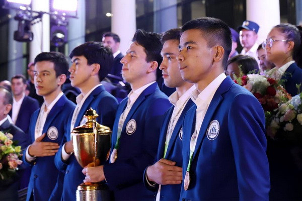 В аэропорту Ташкента торжественно встретили триумфаторов Всемирной шахматной олимпиады