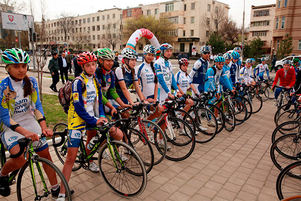 Cycling marathon on route Tashkent-Shymkent starts