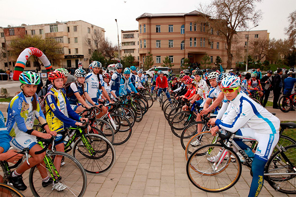 Cycling marathon on route Tashkent-Shymkent starts